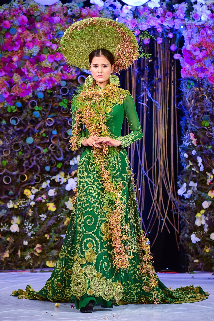 Huong Ly dien ao dai hoa tuoi doc dao,  Ao dai hoa tuoi anh 2