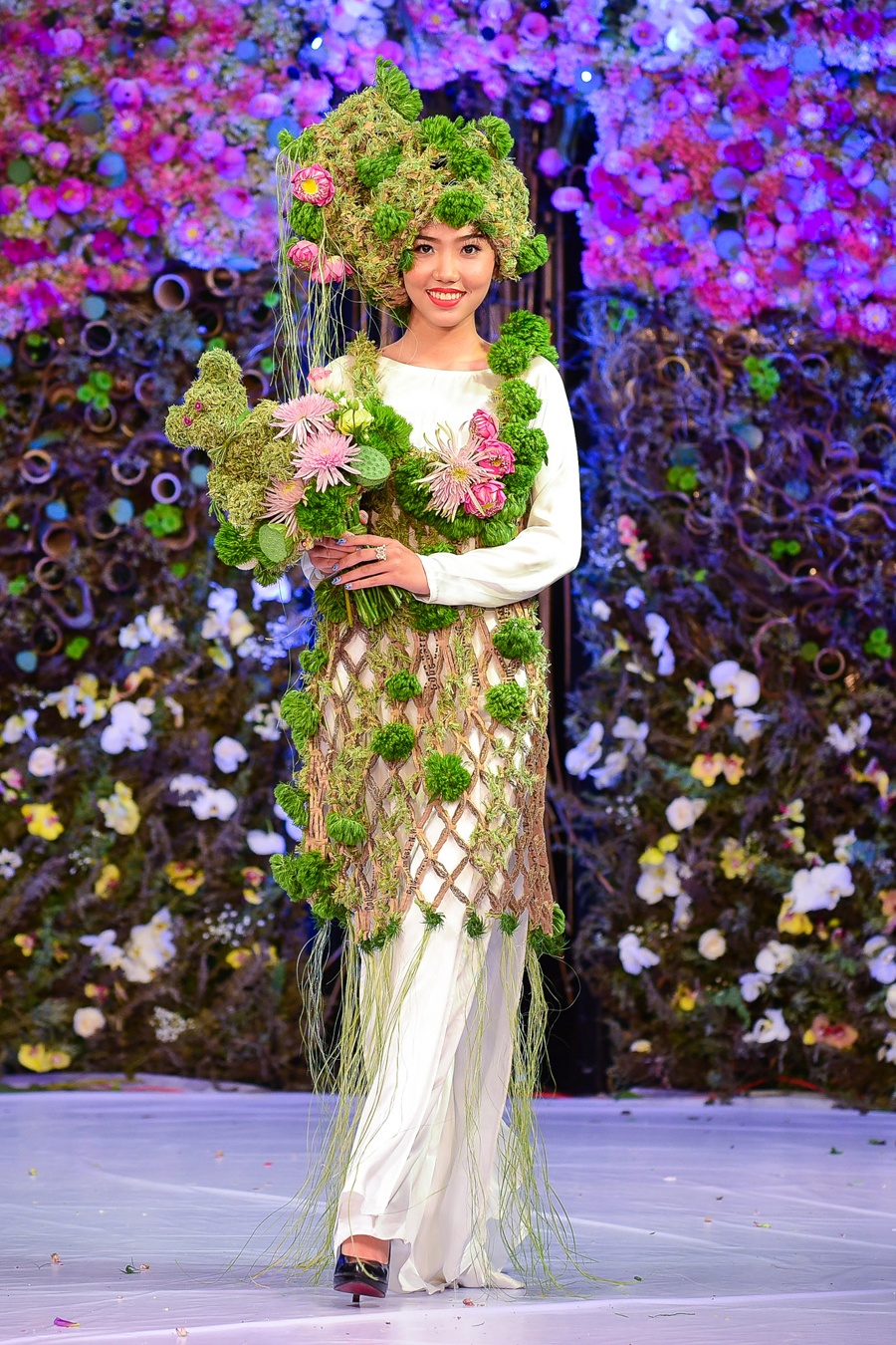 Huong Ly dien ao dai hoa tuoi doc dao,  Ao dai hoa tuoi anh 3