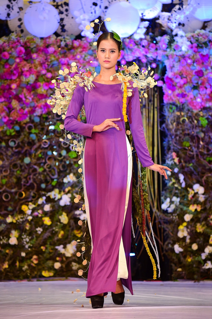 Huong Ly dien ao dai hoa tuoi doc dao,  Ao dai hoa tuoi anh 5