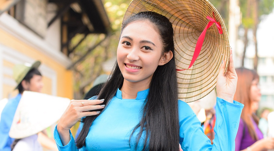 100 nu sinh duyen dang dien ao dai xuong pho Sai Gon hinh anh