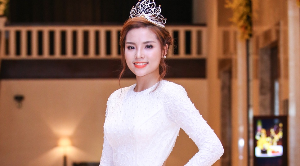 Ky Duyen, Pham Huong vao nhom sao mac dep tuan hinh anh