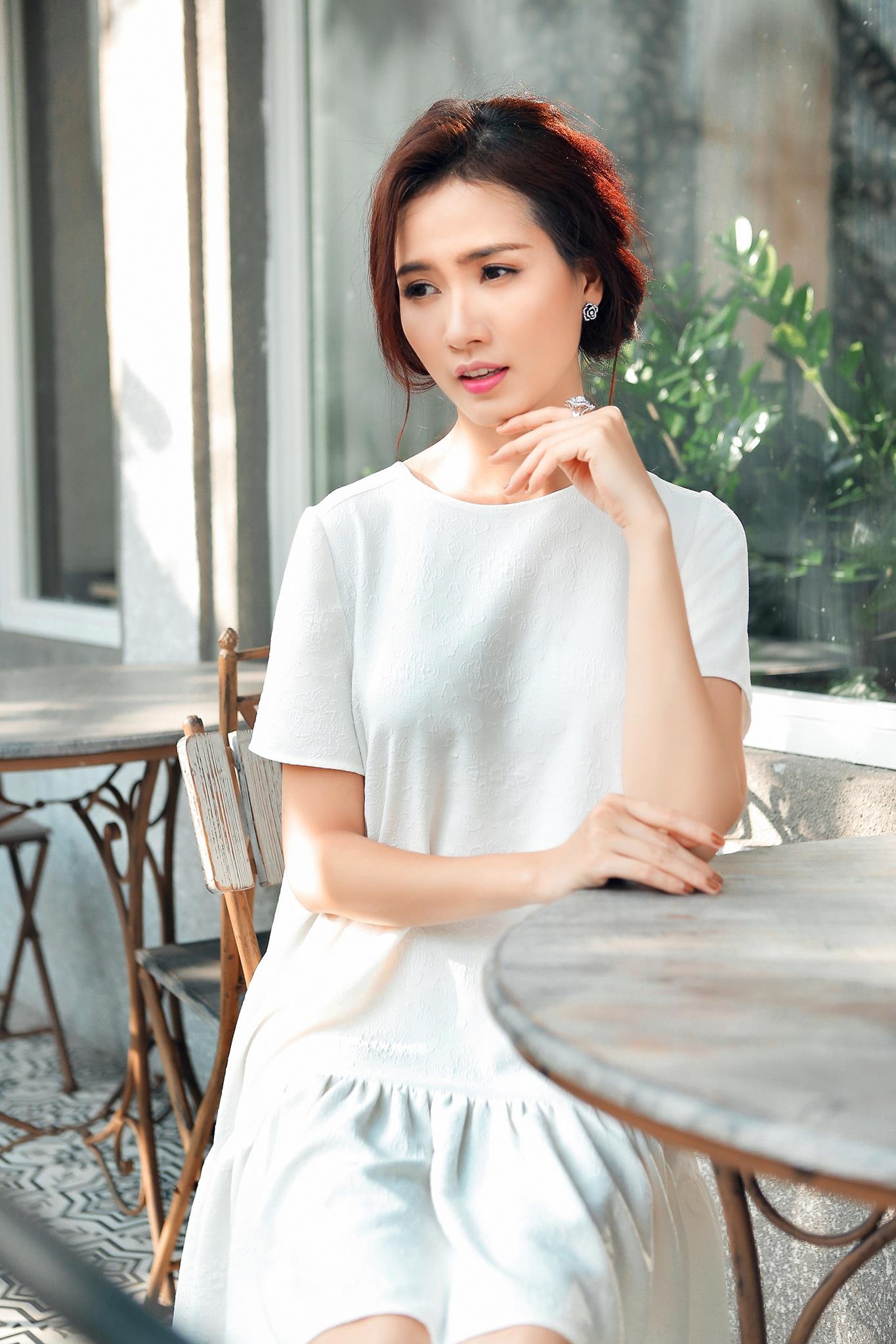 Phan Thi Mo mac dep,  Phan Thi Mo dien dam trang trong treo anh 5