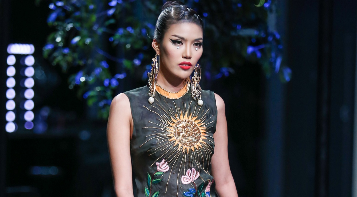 Lan Khue lanh lung catwalk hinh anh