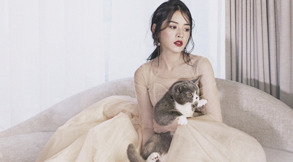 Chi Pu dien dam voan trang kem lang man hinh anh