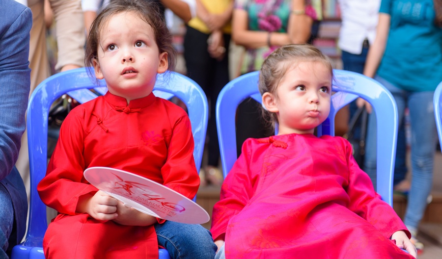 Cap song sinh nha Hong Nhung dien ao dai doi di su kien hinh anh