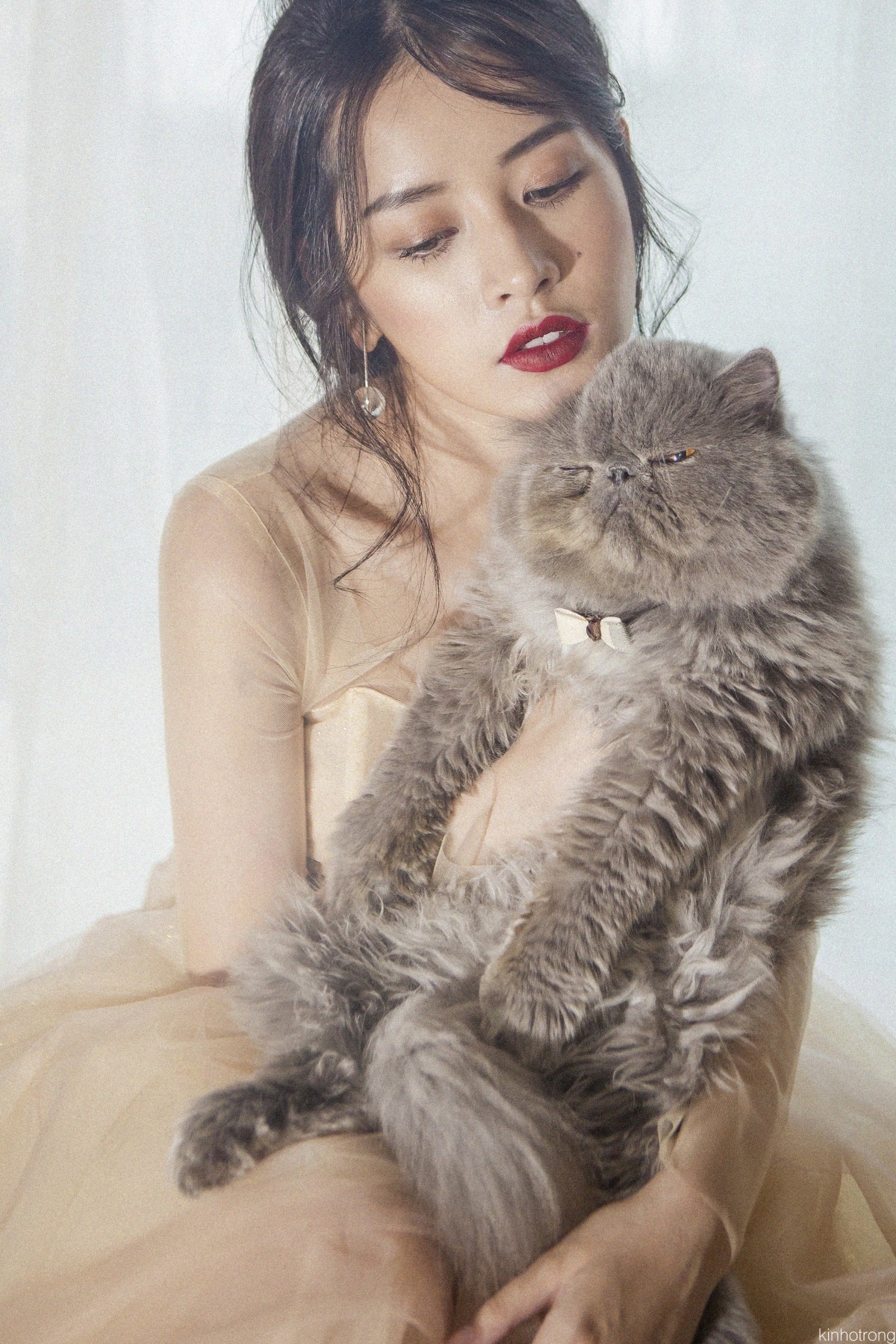 Chi Pu dien dam voan trang kem anh 1