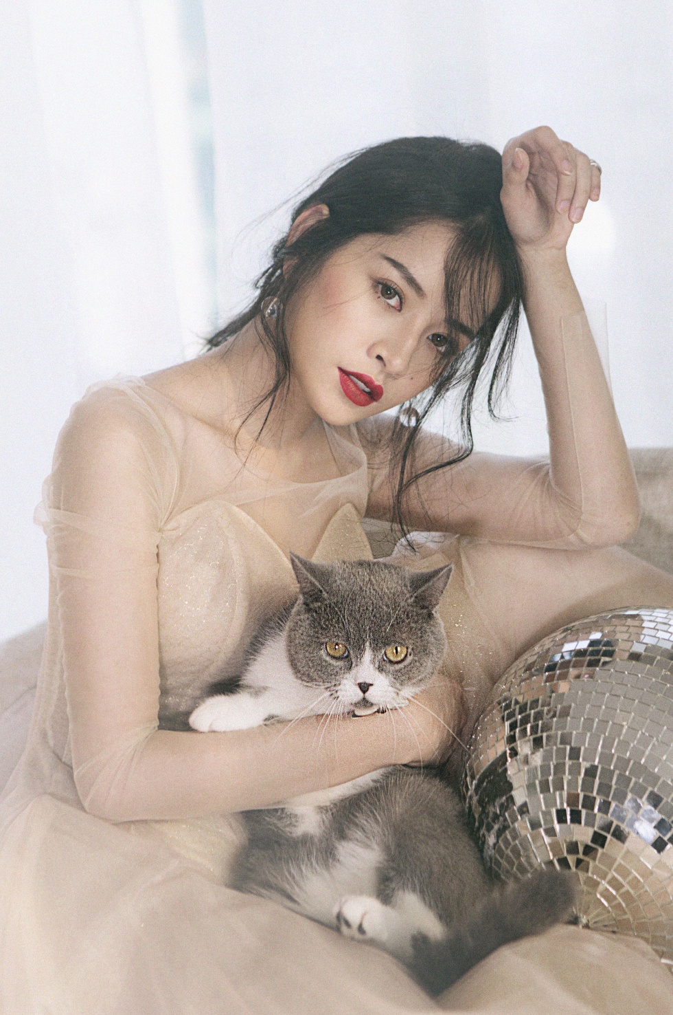 Chi Pu dien dam voan trang kem anh 2