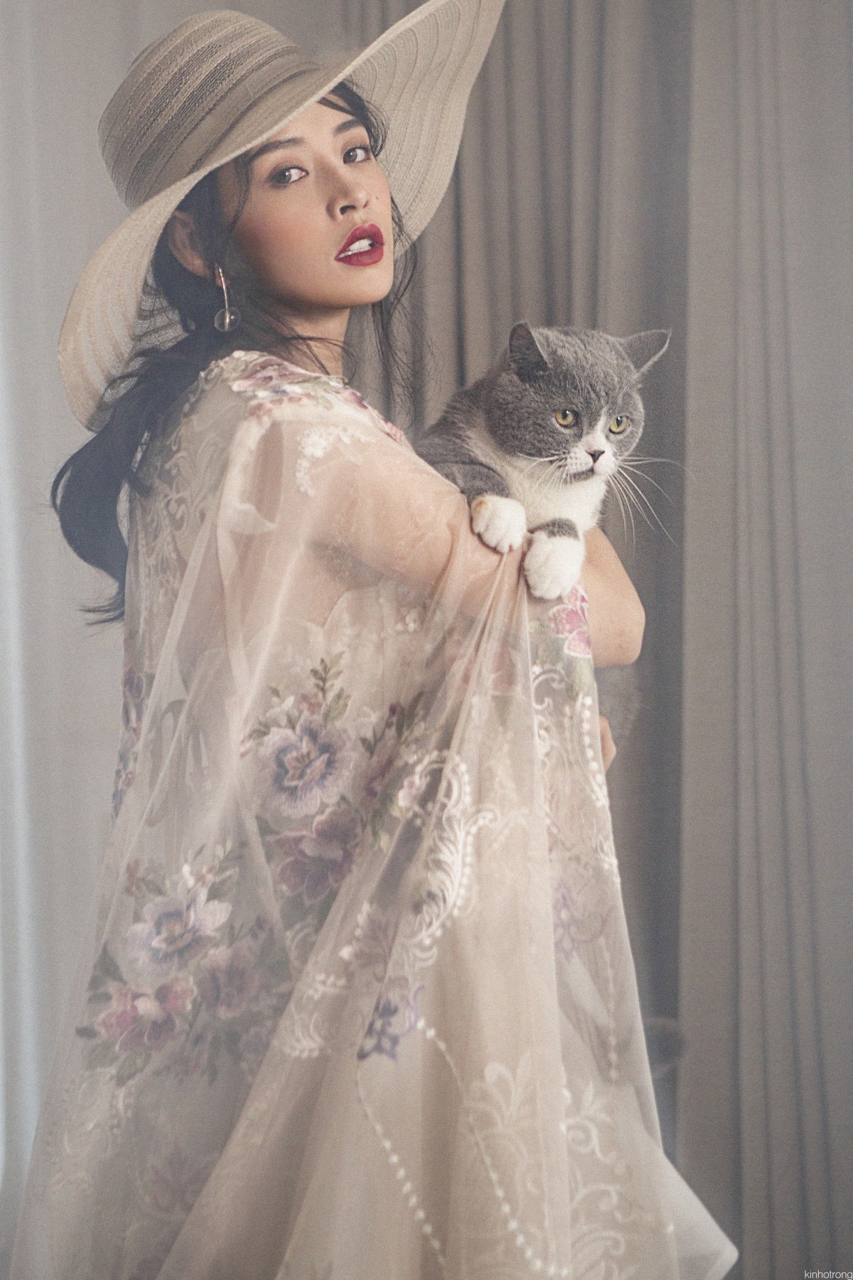 Chi Pu dien dam voan trang kem anh 4