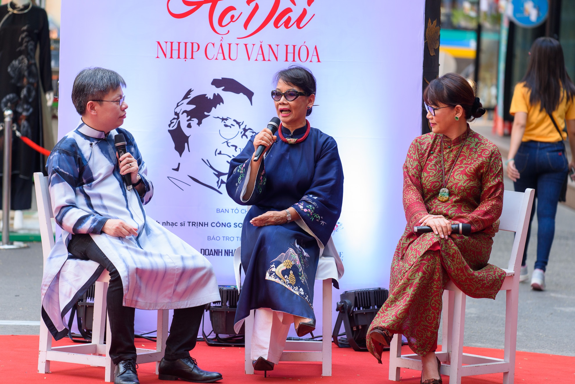 Hong Nhung dua Tom Tep di su kien anh 10