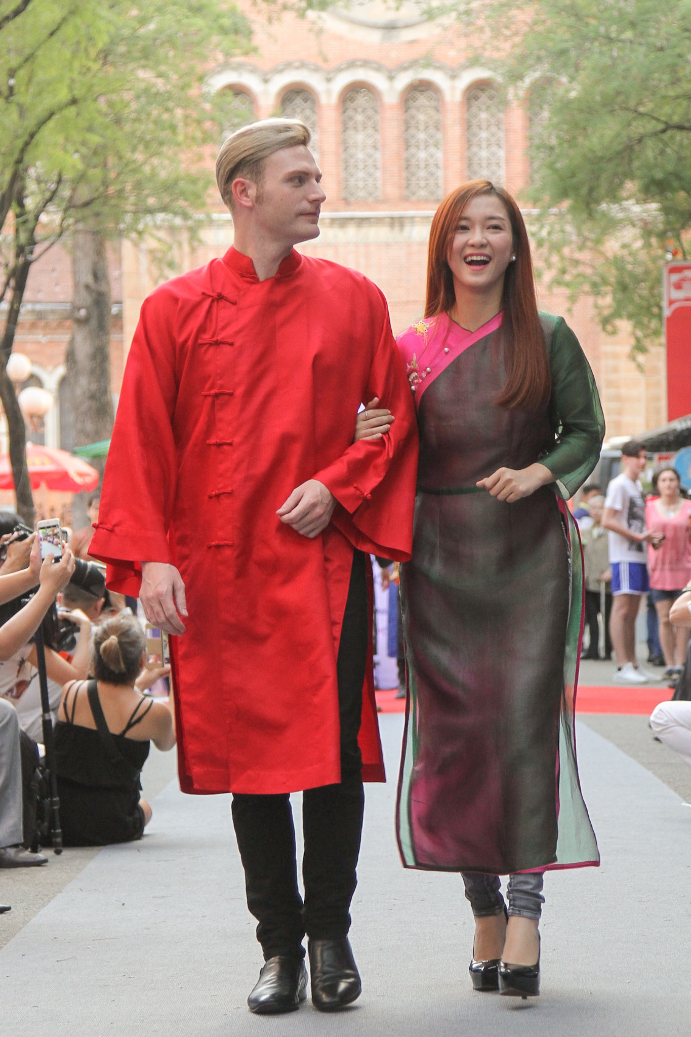 Hong Nhung dua Tom Tep di su kien anh 7