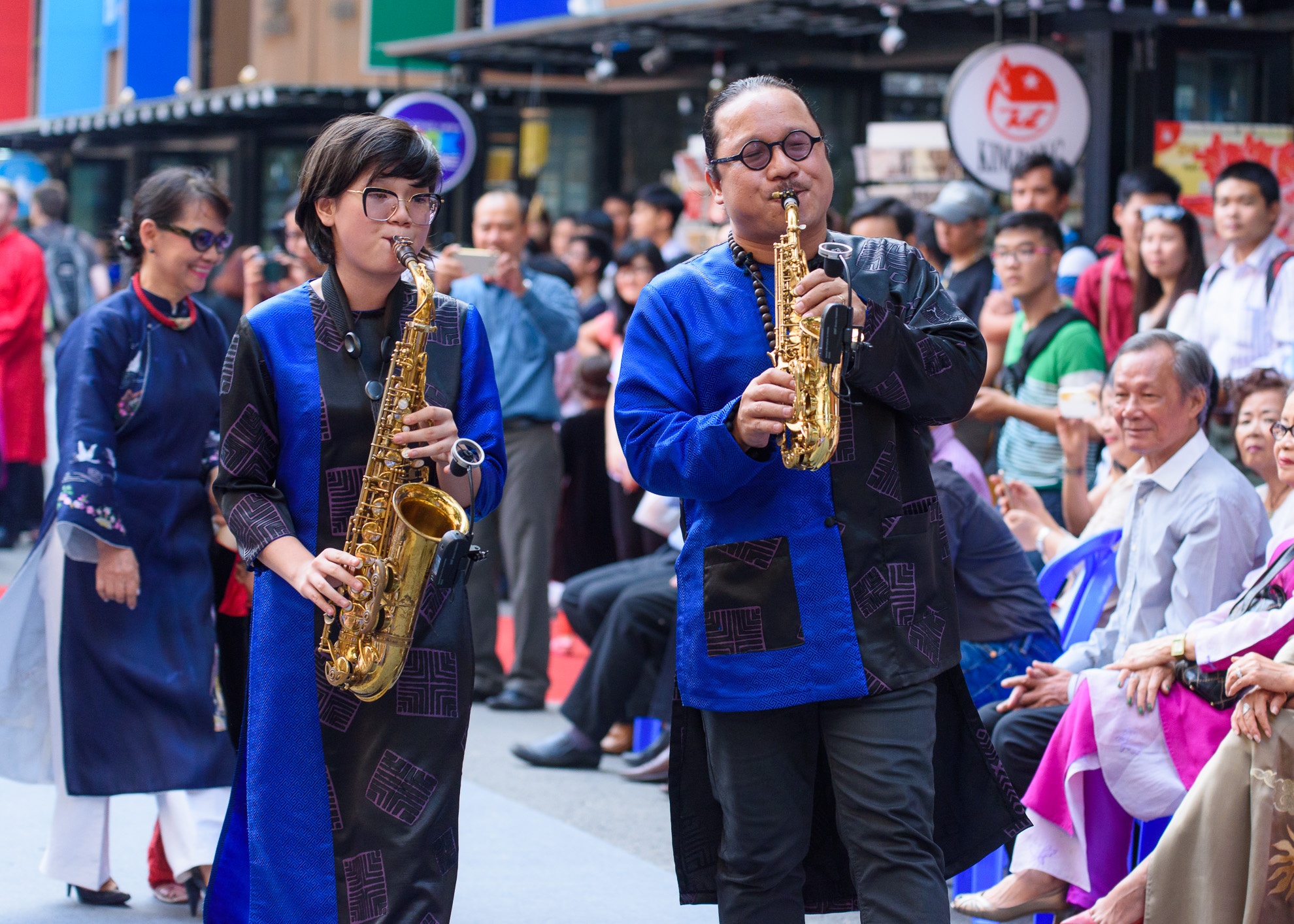 Hong Nhung dua Tom Tep di su kien anh 9