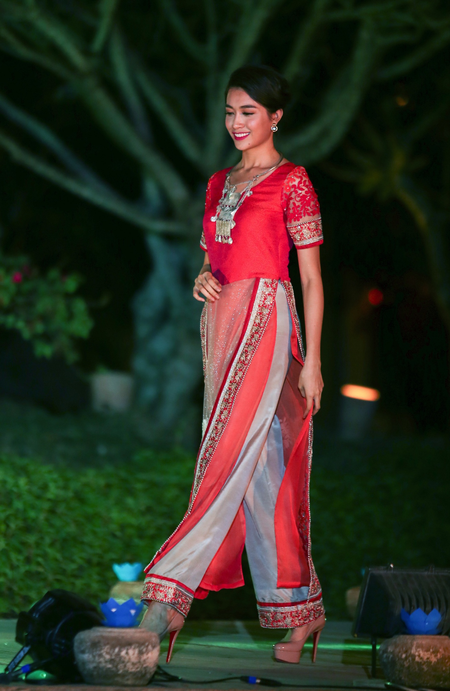 Le Hang bi te khi dien thoi trang anh 1