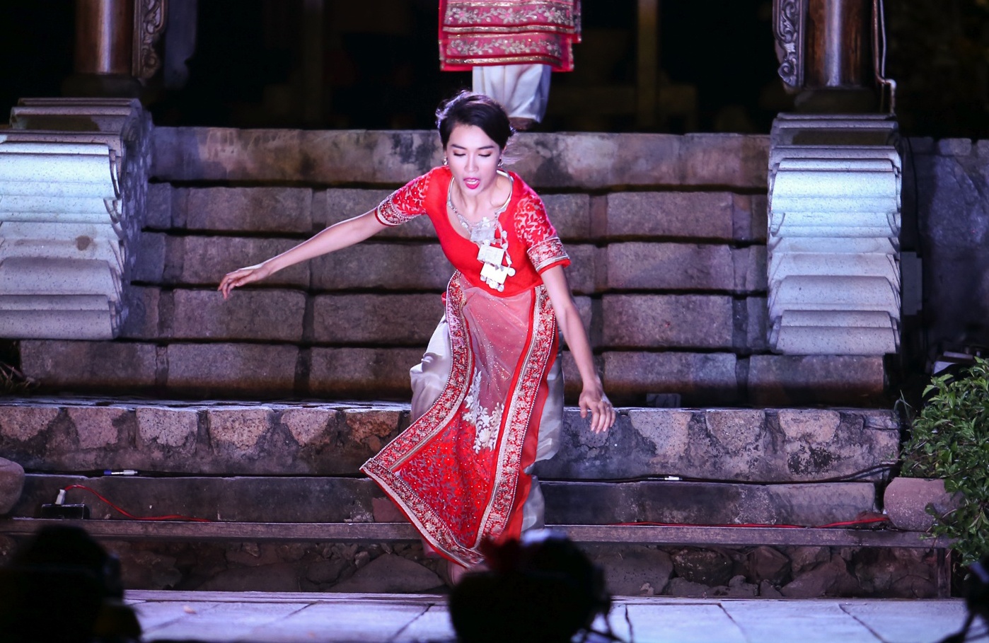 Le Hang bi te khi dien thoi trang anh 2