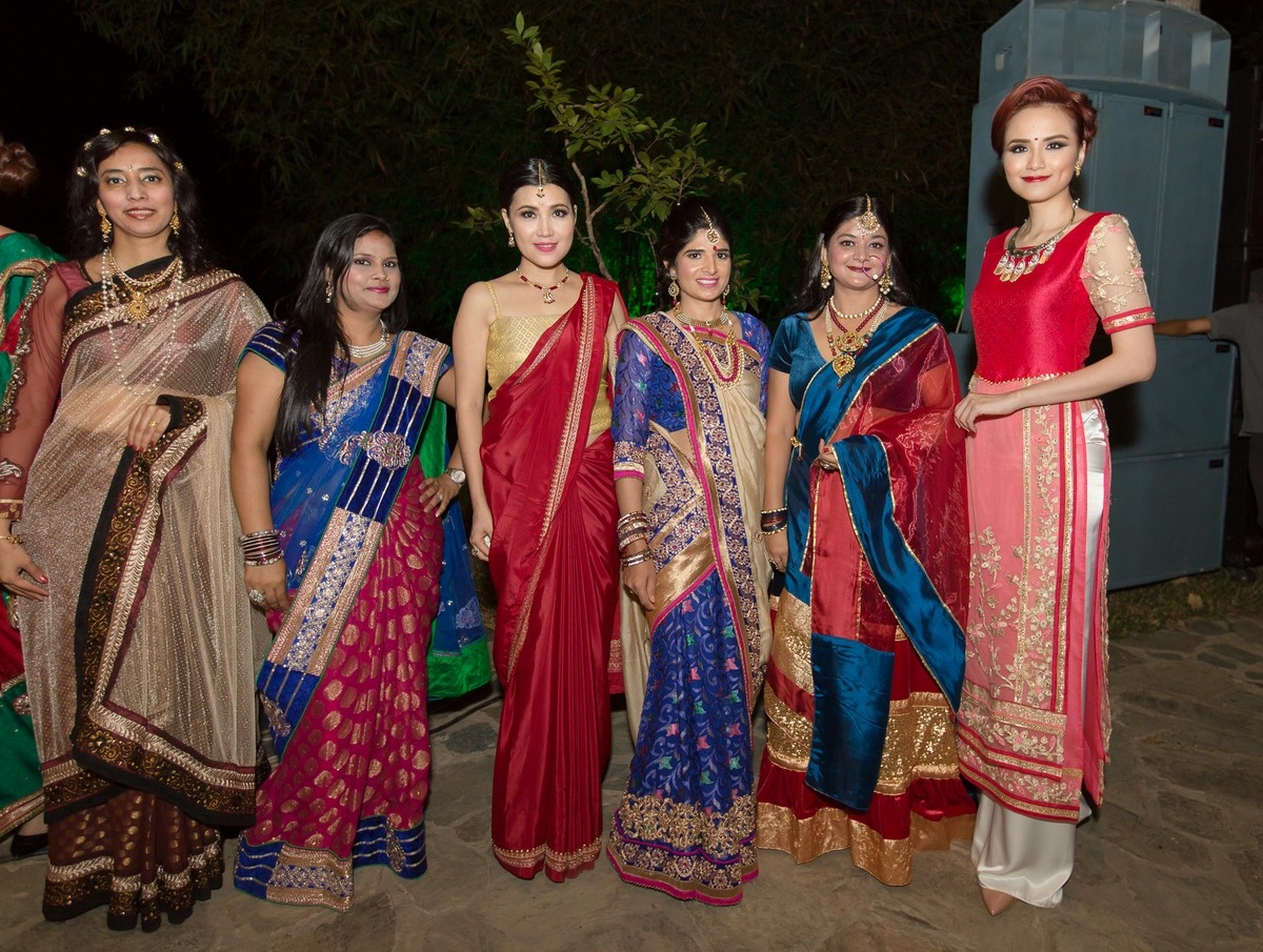 Le Hang bi te khi dien thoi trang anh 7