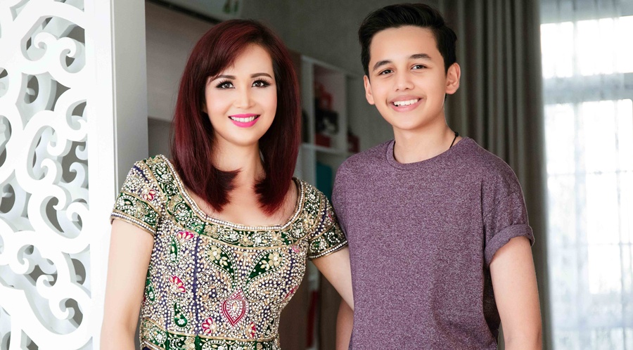 Hoa hau Dieu Hoa chup anh ben chong con o nha rieng hinh anh