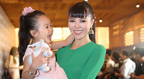 Tra Giang lam me don than cua be gai 4 tuoi hinh anh