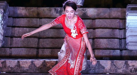 A hau Le Hang bi nga khi trinh dien thoi trang hinh anh