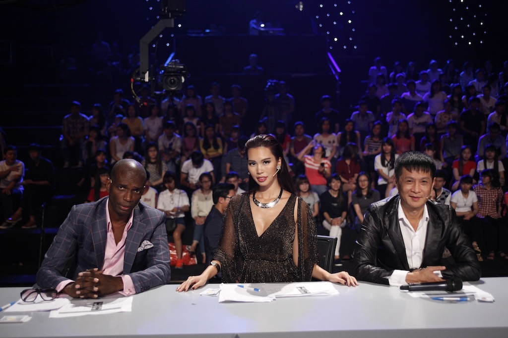 Ha Anh lam giam khao Hoa khoi Ao dai anh 1