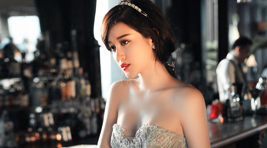 A hau Huyen My dien dam cup nguc goi cam hinh anh