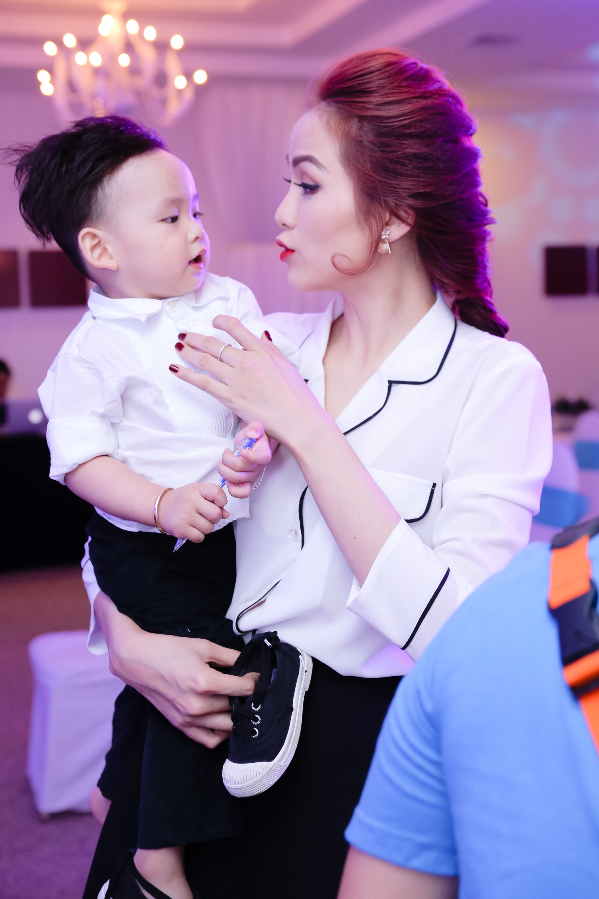 Diem Huong dua con trai di su kien anh 4