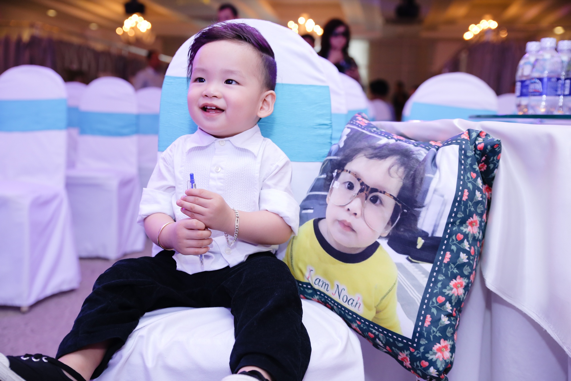 Diem Huong dua con trai di su kien anh 8