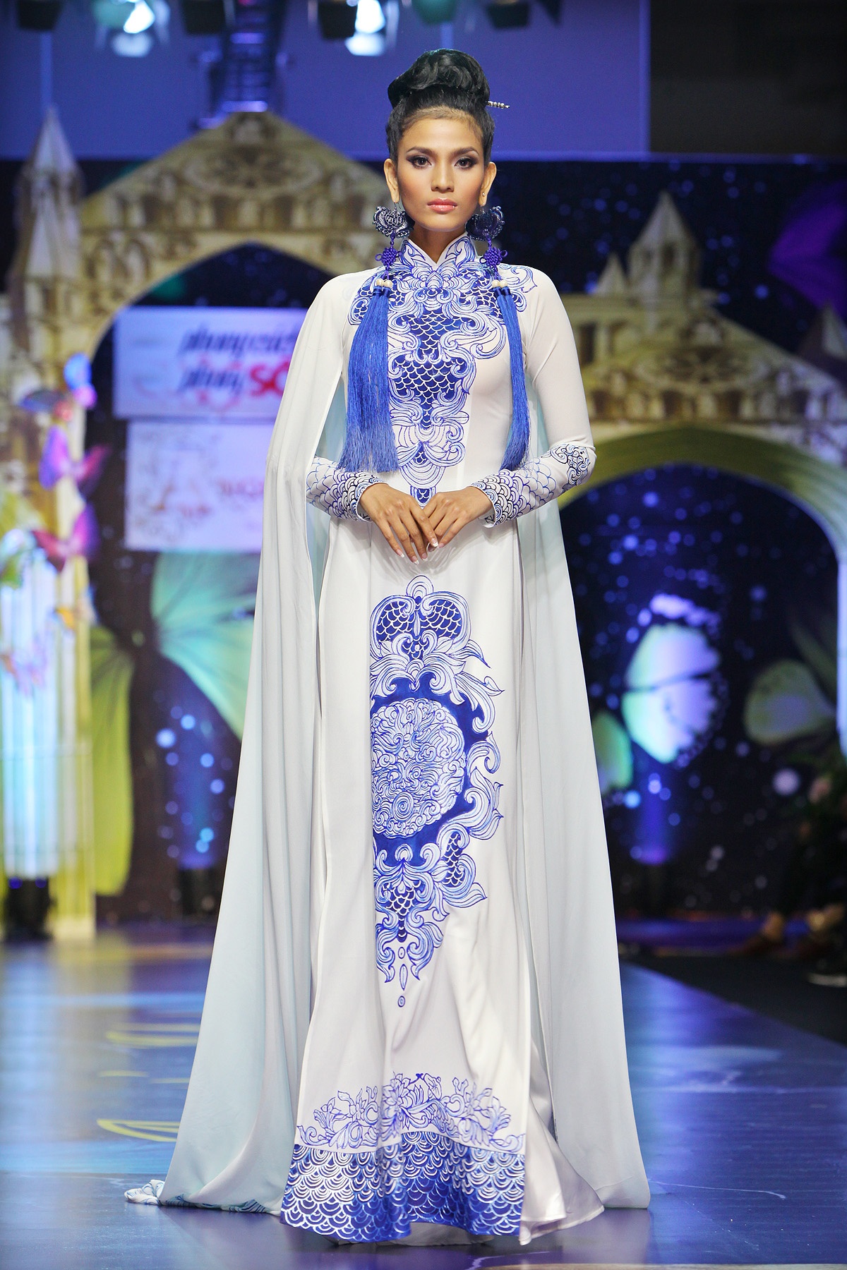 Ao dai trang tren san dien Viet anh 10