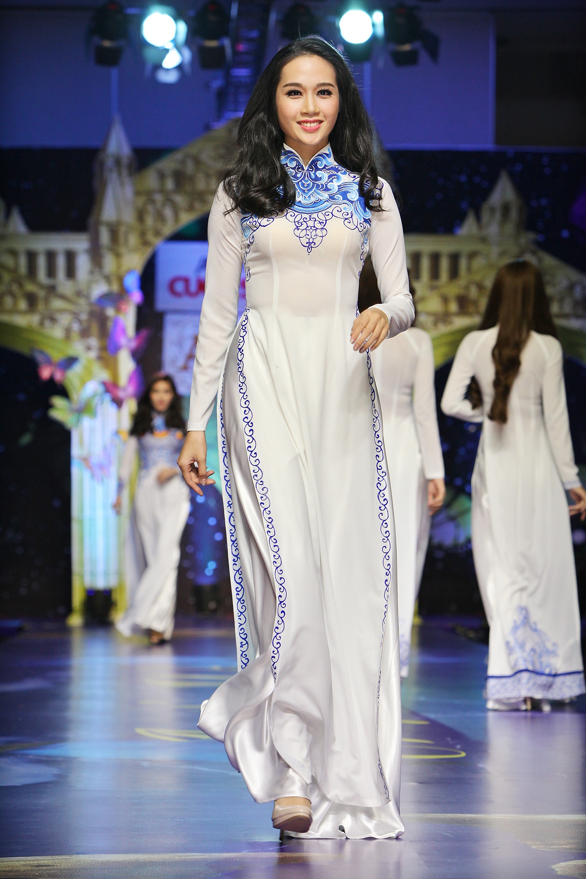 Ao dai trang tren san dien Viet anh 2