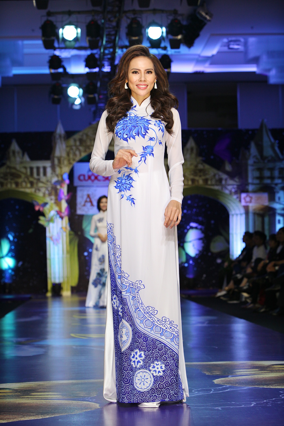 Ao dai trang tren san dien Viet anh 5