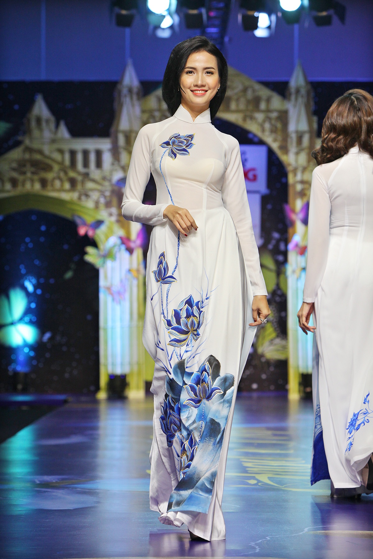 Ao dai trang tren san dien Viet anh 6