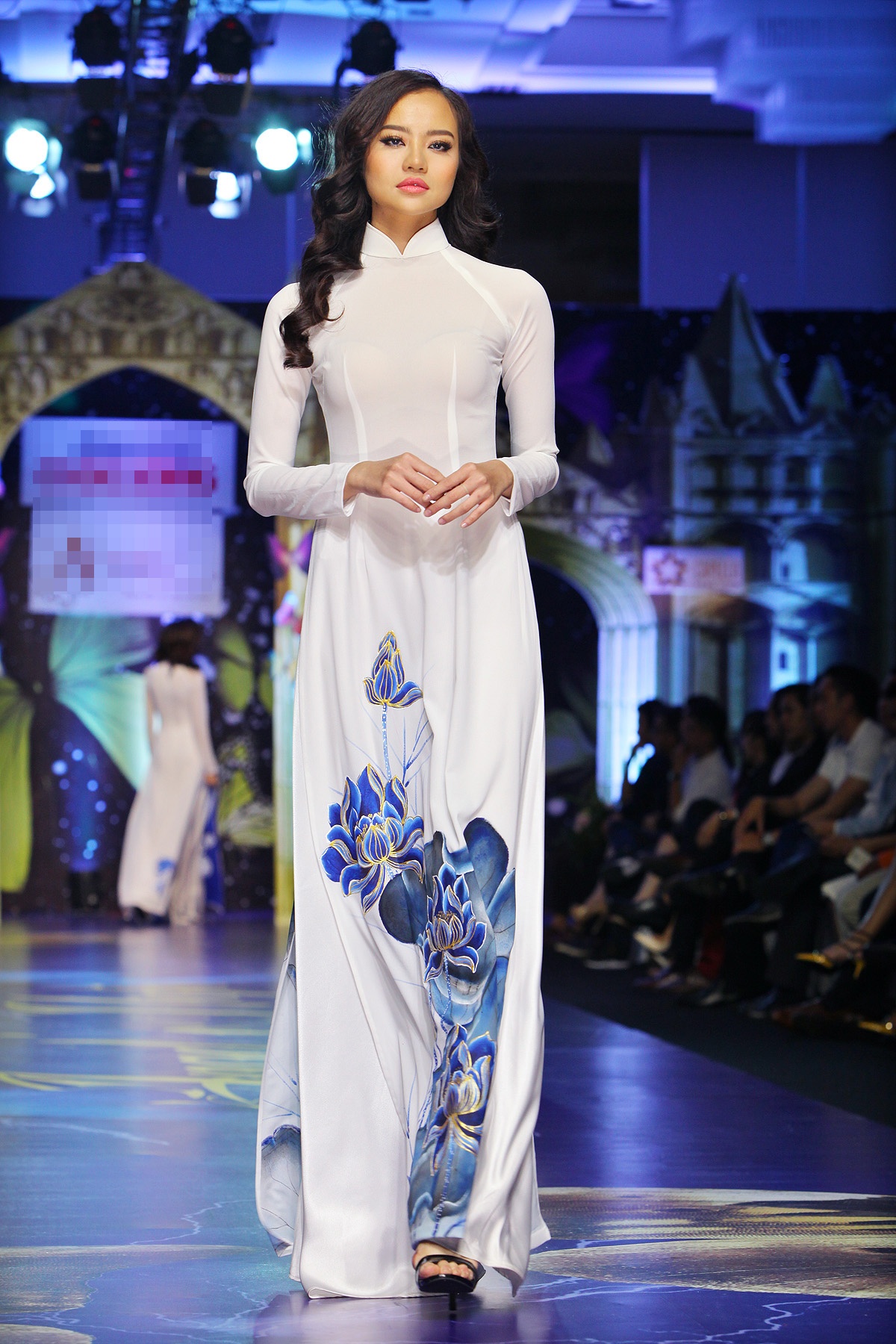 Ao dai trang tren san dien Viet anh 7