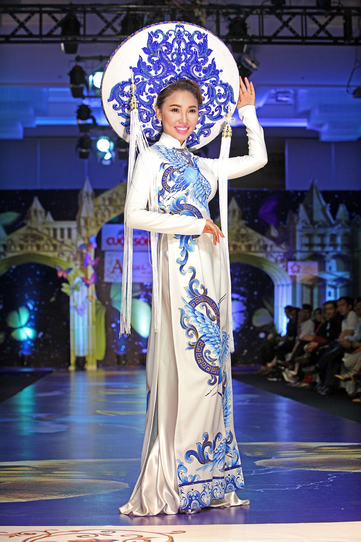 Ao dai trang tren san dien Viet anh 9