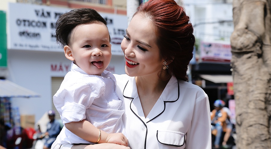 Diem Huong tu lai o-to dua con trai di su kien hinh anh