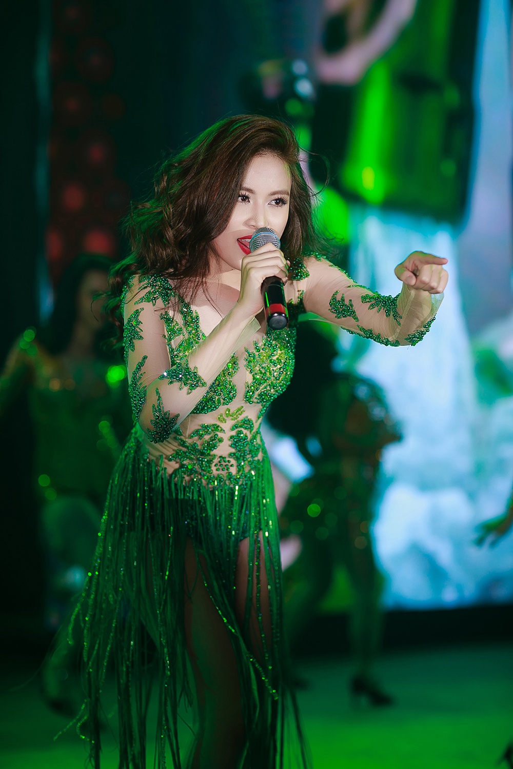 Hoang Thuy Linh dien jumpsuit xuyen thau khoe vu dao anh 5