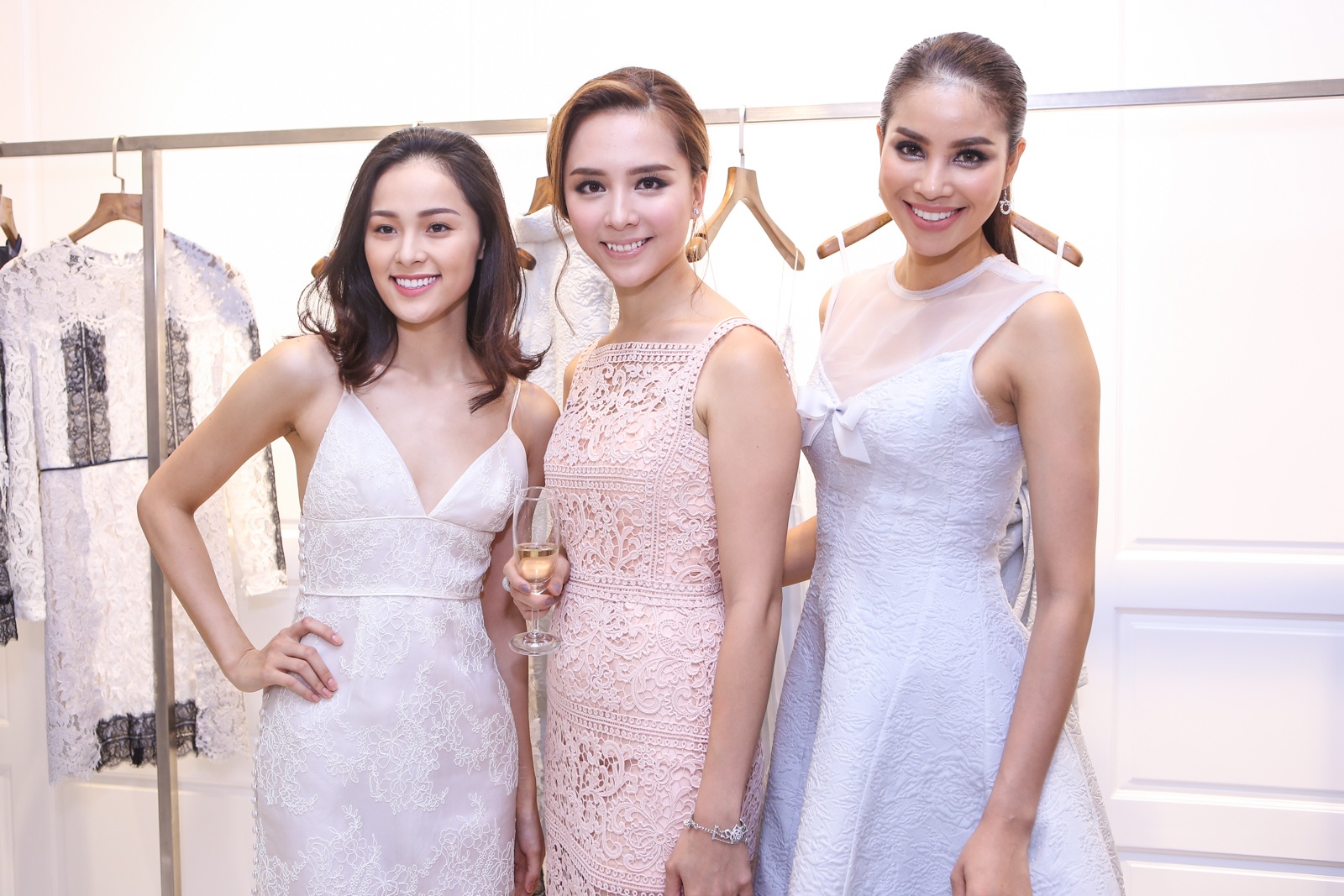 Dan nguoi dep hoi ngo o su kien hinh anh