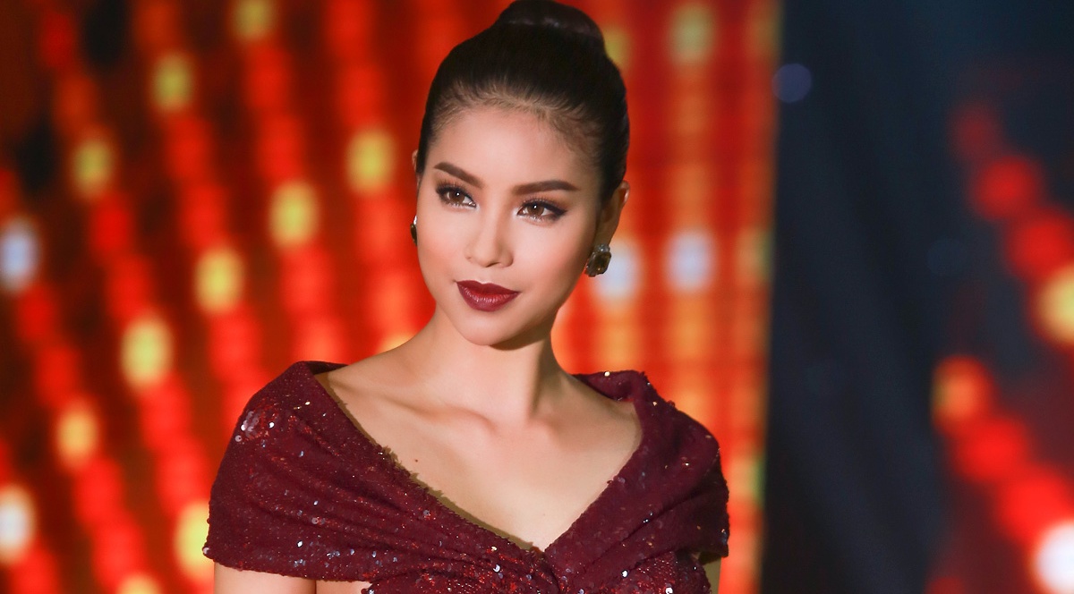 Pham Huong dien dam xe cao khoe chan thon dai hinh anh