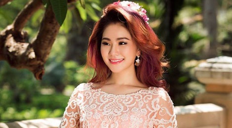 Luong Bich Huu dien ao dai ket ren duyen dang hinh anh