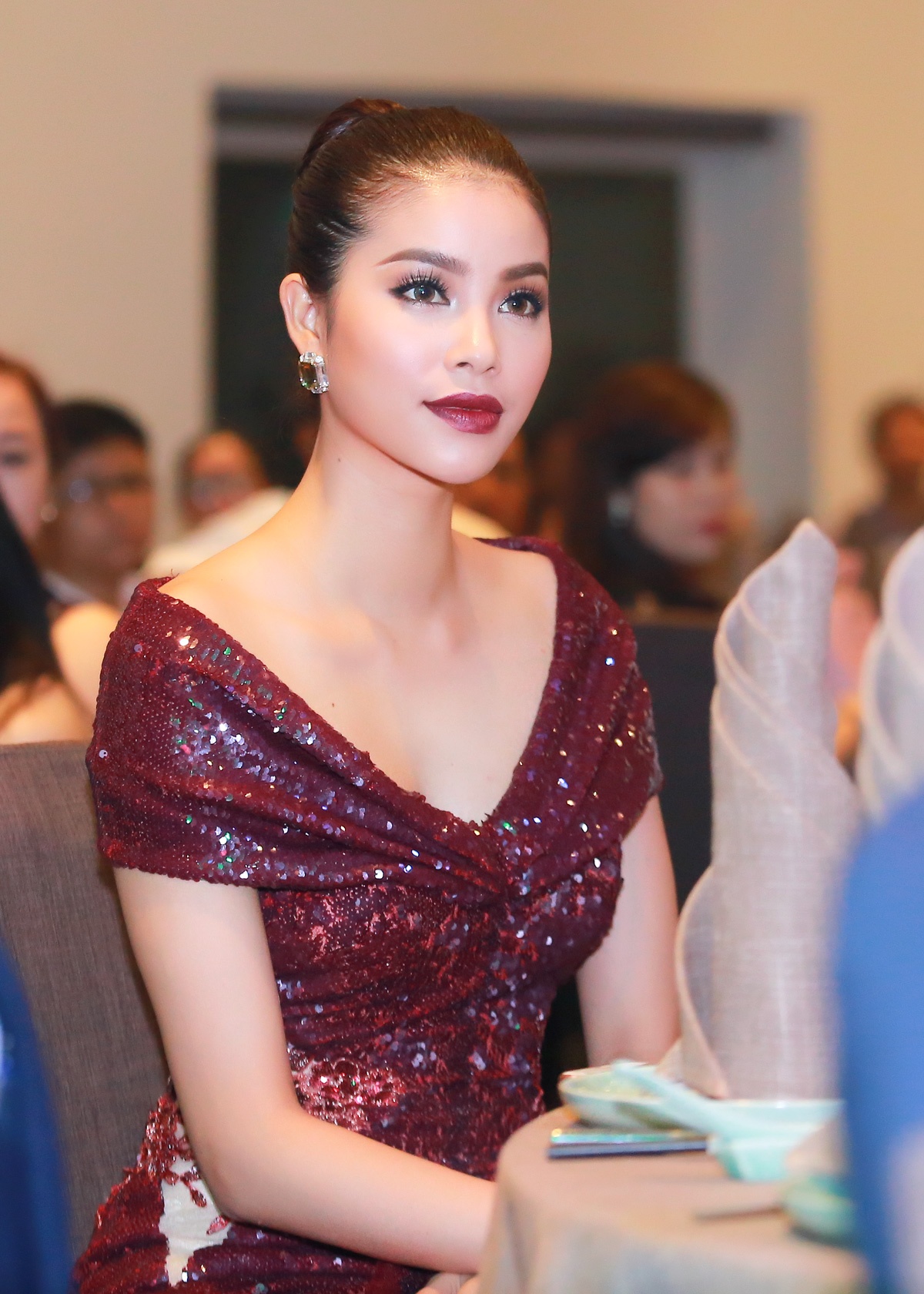 Pham Huong dien dam xe cao anh 2