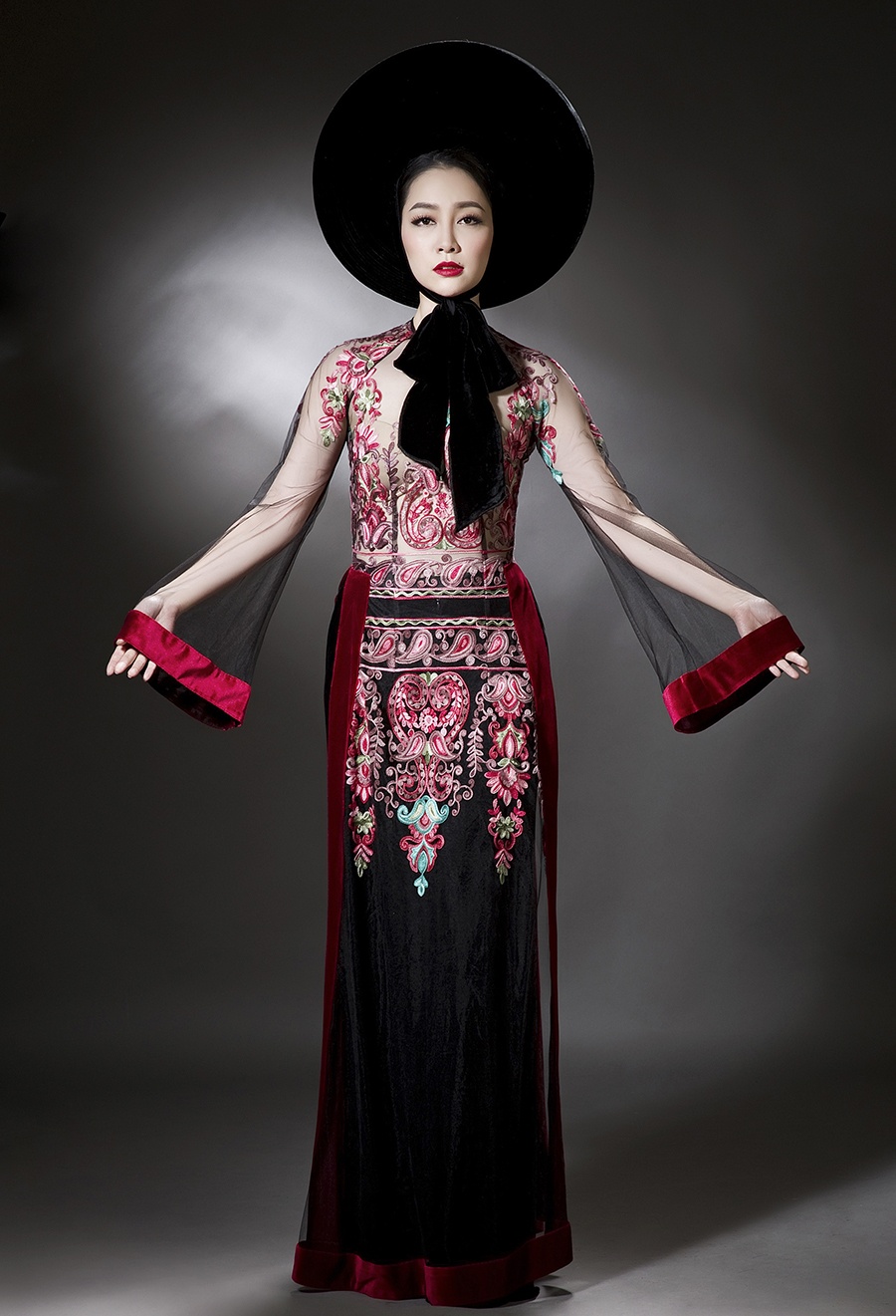 Linh Nga dien ao dai nhung the anh 2