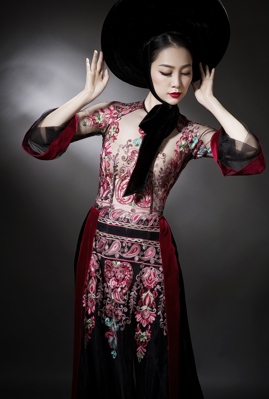 Linh Nga dien ao dai nhung the anh 4