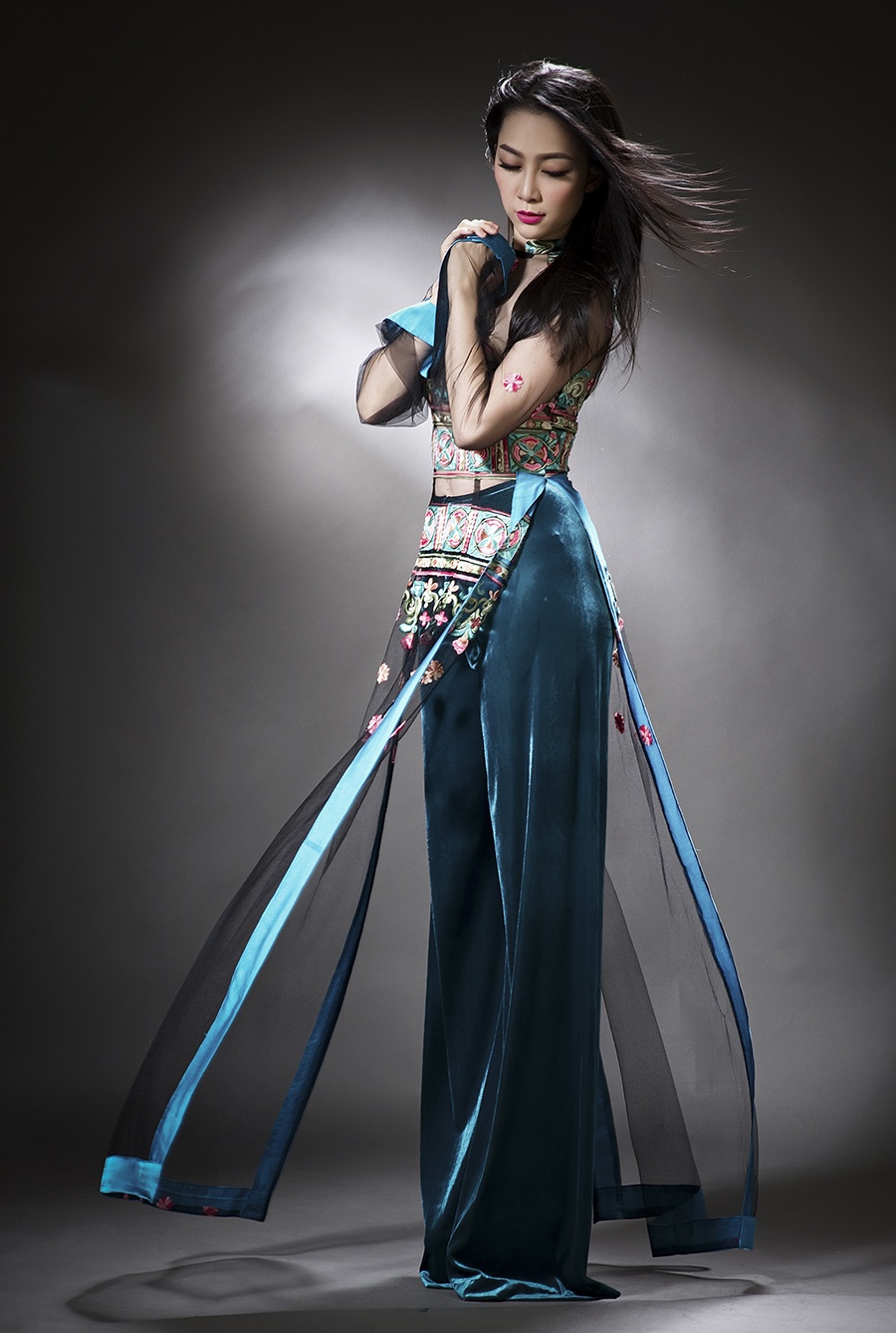 Linh Nga dien ao dai nhung the anh 6
