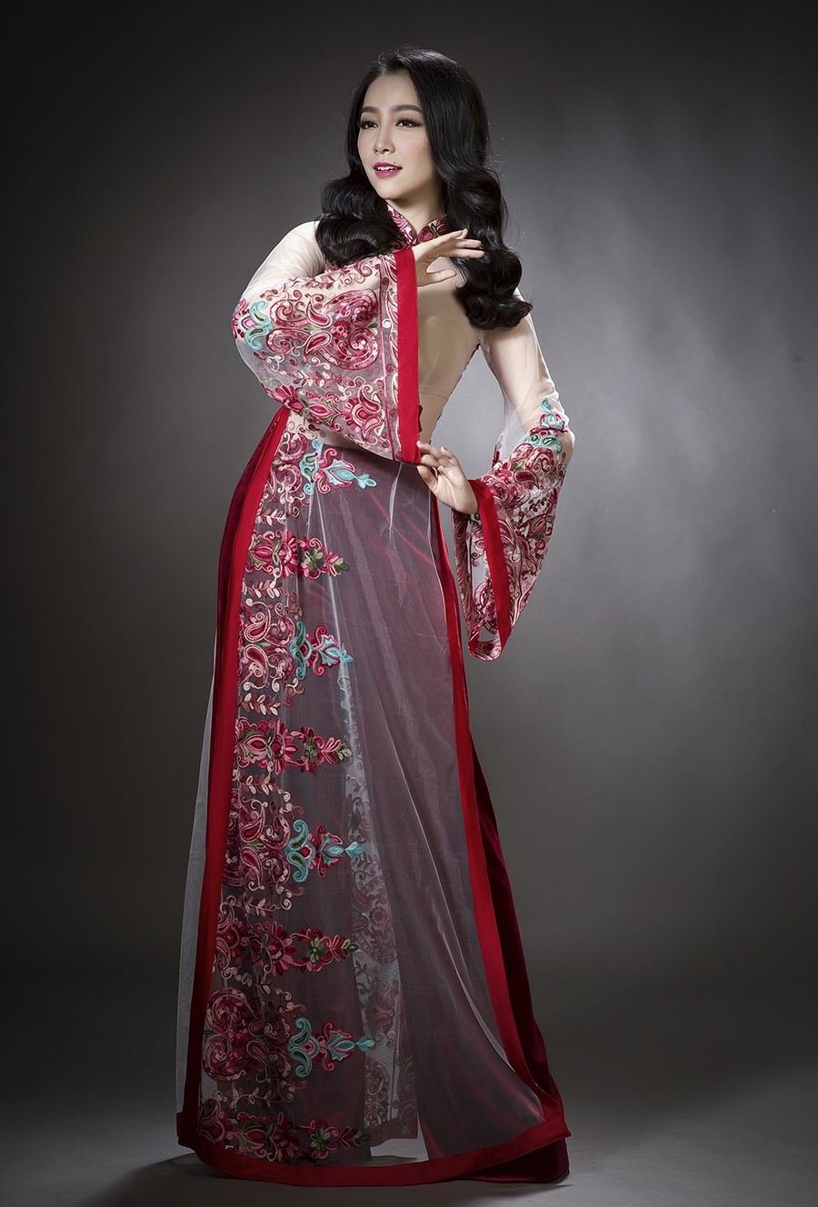 Linh Nga dien ao dai nhung the anh 8