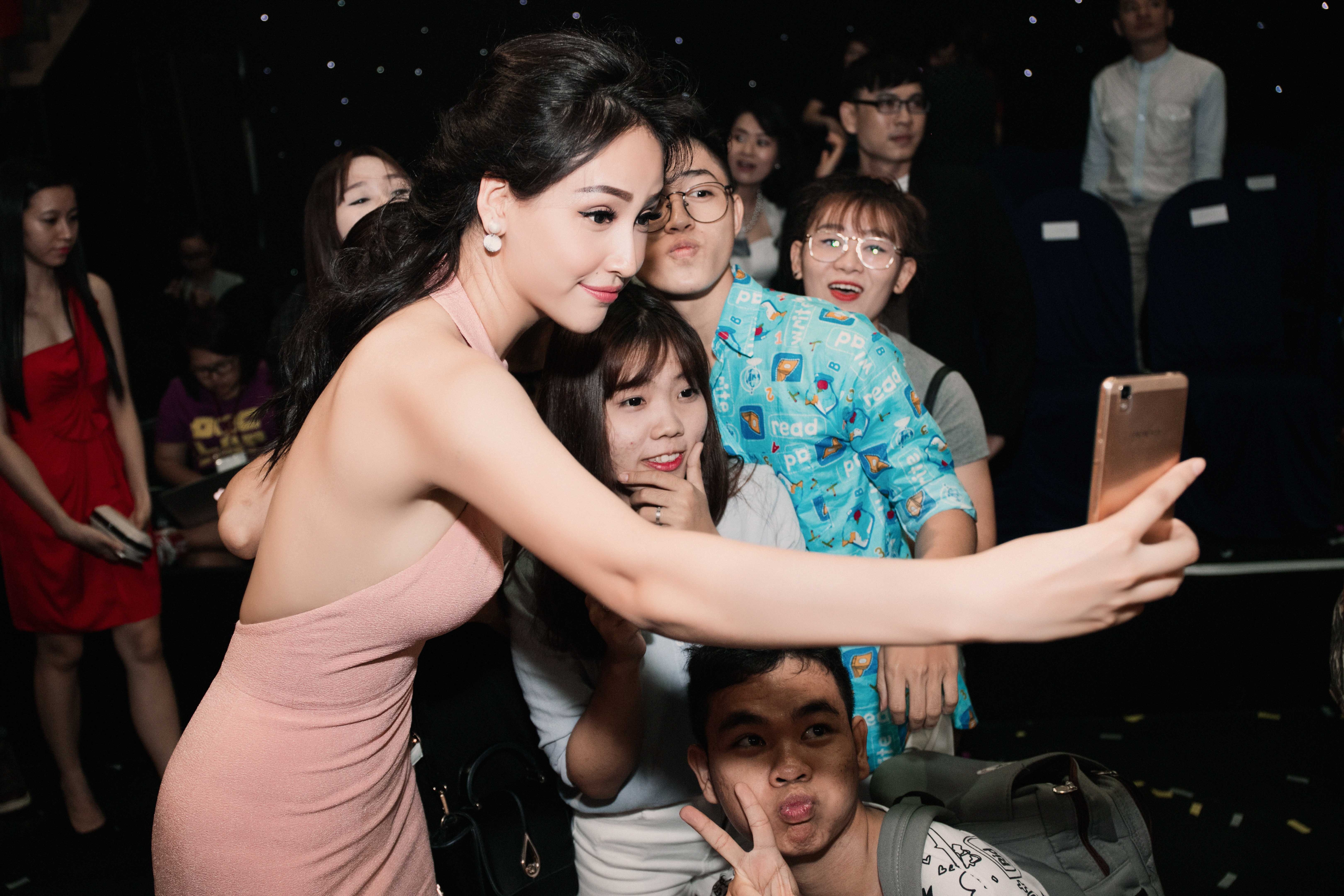 Mai Phuong Thuy deo dong ho hon 1 ty anh 7