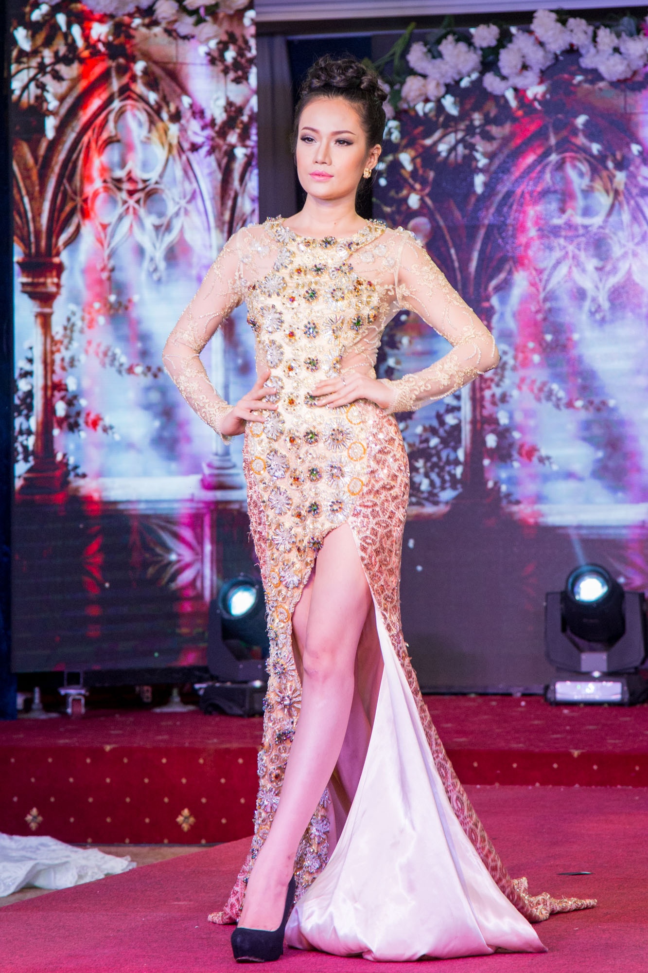 Dang Thu Thao dien dam cuoi kieu sa anh 7