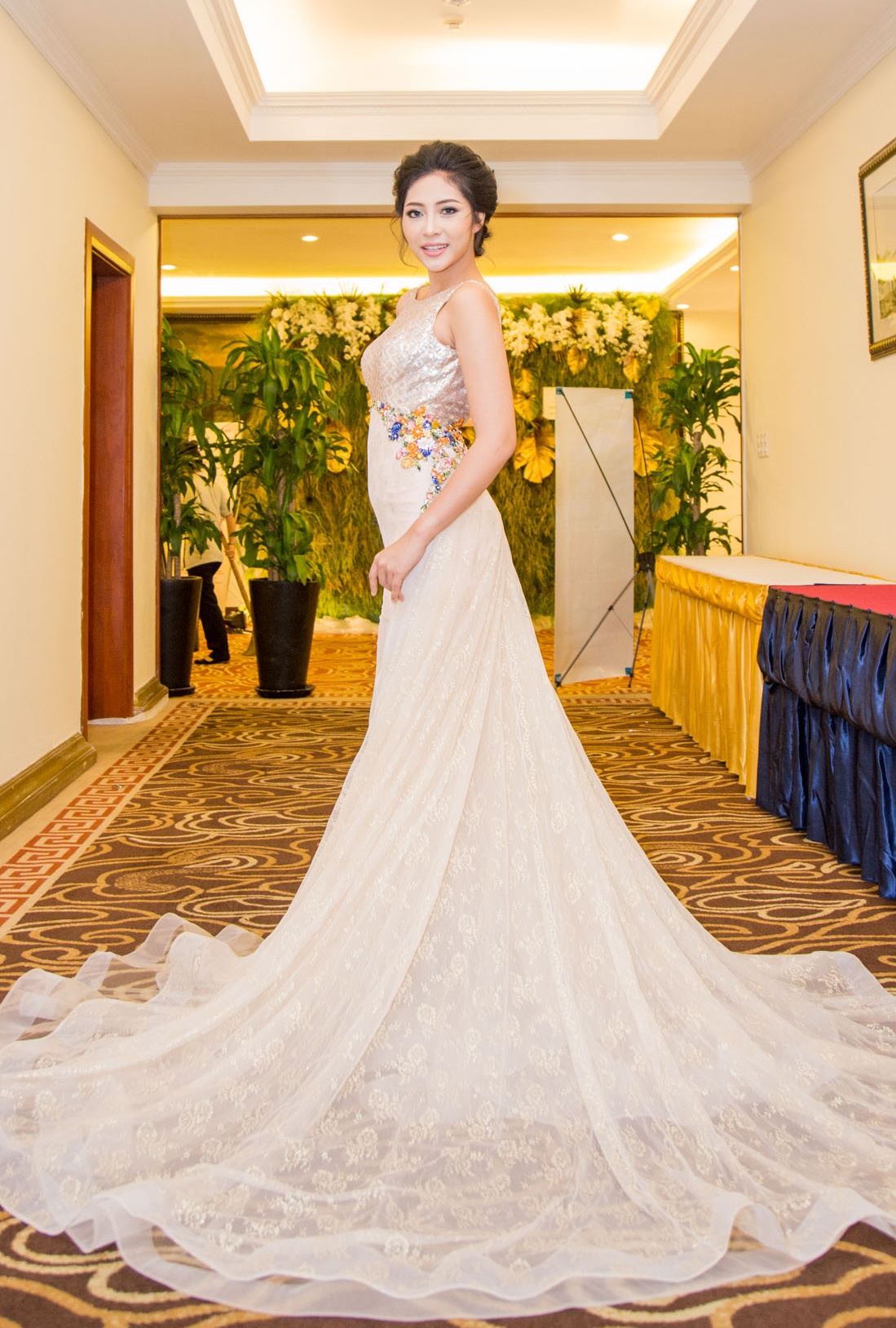 Dang Thu Thao dien dam cuoi kieu sa anh 1