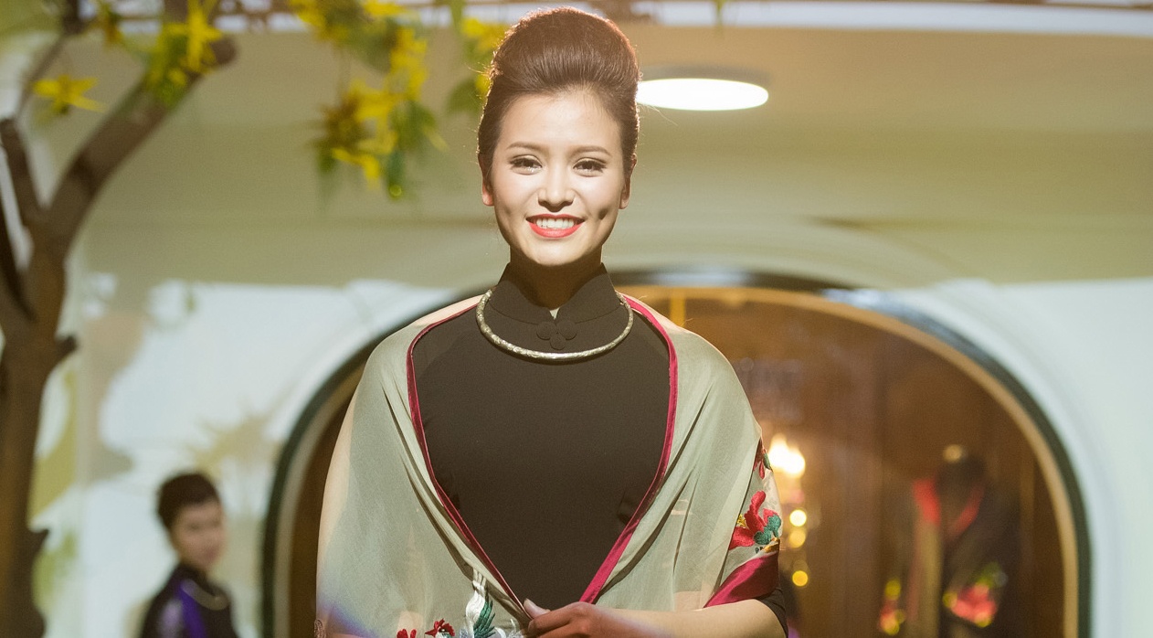 Ao dai cach tan noi bat tren san dien Ha Noi hinh anh