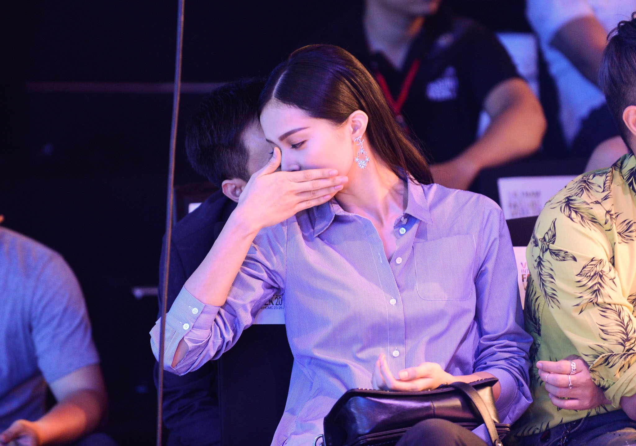 Ban gai Cuong Do La dien so-mi don gian anh 3