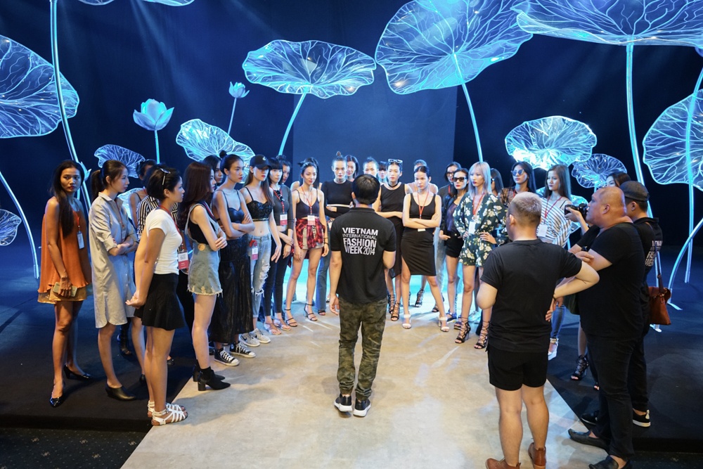 Thanh Hang mac sanh dieu tap catwalk anh 9