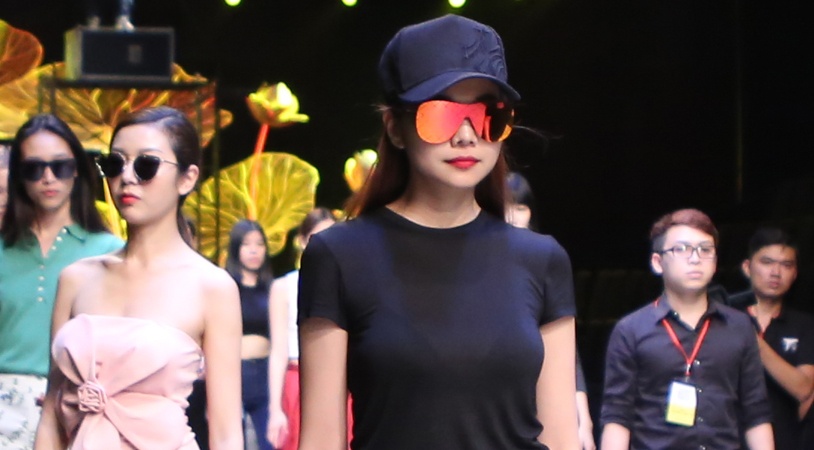 Thanh Hang dien 'cay den' sanh dieu tap catwalk hinh anh