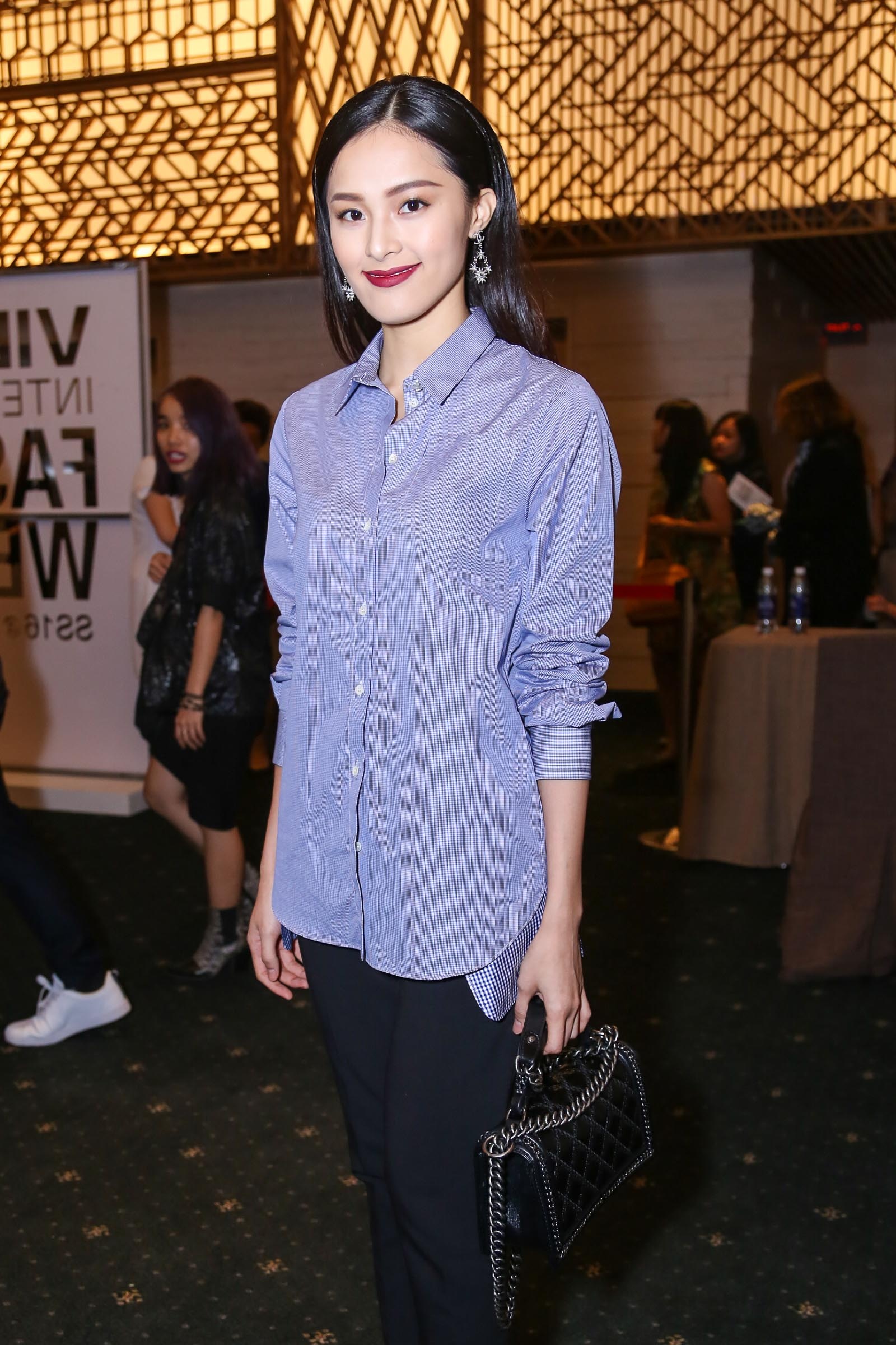 Ban gai Cuong Do La dien so-mi don gian anh 1