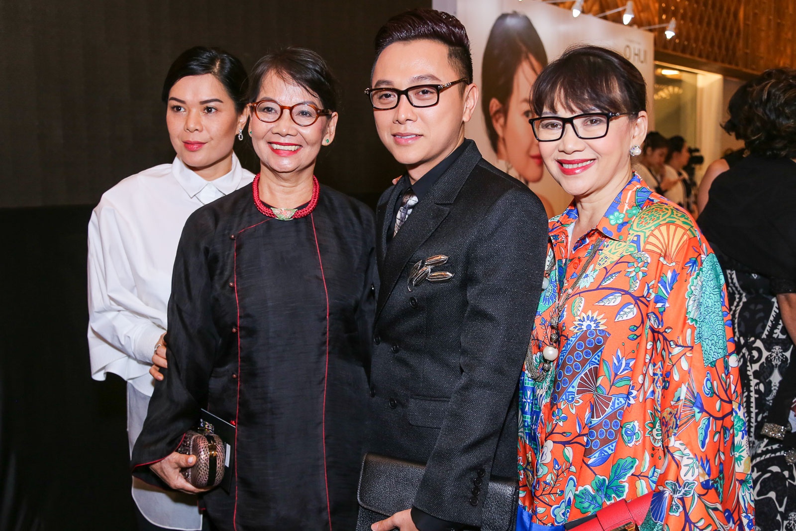 Ban gai Cuong Do La dien so-mi don gian anh 6